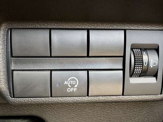 アイドリングストップ機能付です！　信号待ちなどの停車時に、エンジンを自動的にストップさせることでガソリン消費をセーブします。
