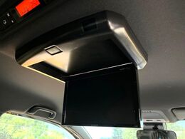 【フリップダウンモニター】大画面モニターで後席でもエンタメをお楽しみいただけます。小さなお子様にも大人気の装備です♪