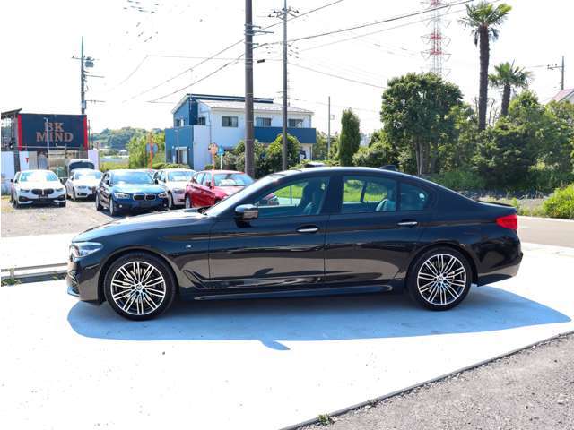 厳選されたBMW中古車が80台から100台ほど展示されております。営業時間は10：00から19：00で年中無休（年末年始を除く）で営業しております。