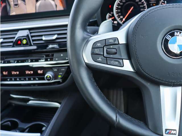 車両販売以外にも整備や車検、鈑金、ドラレコや社外ナビ取り付け、ガラスコーティング施工なども専門店ならではの安心価格にて対応可能です。