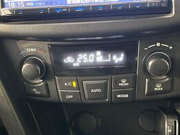 【オートエアコン】一度お好みの温度に設定すれば、車内の温度を検知し風量や温度を自動で調整。暑い…寒い…と何度もスイッチ操作をする必要はありません。快適な車内空間には必須の機能ですね♪