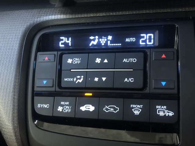 「左右独立オートエアコン」　運転席と助手席の温度を個別設定可能☆1ランク上の快適性を実現！