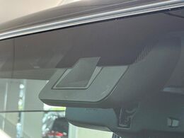 【トヨタセーフティセンス】走行中に前方の車両等を認識し、衝突しそうな時は警報とブレーキで衝突回避と被害軽減をアシスト。より安全にドライブをお楽しみいただけます。