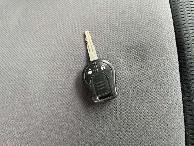 自社認証整備工場にて納車前に徹底的にお車を点検致します。車検整備付車両は「車検整備一式」、車検ありの車両は「法定12カ月点検整備一式」を実施いたしますのでご安心ください。全車点検整備記録簿が付きます。