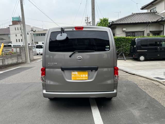 自社認証整備工場にて納車前に徹底的にお車を点検致します。車検整備付車両は「車検整備一式」、車検ありの車両は「法定12カ月点検整備一式」を実施いたしますのでご安心ください。全車点検整備記録簿が付きます。