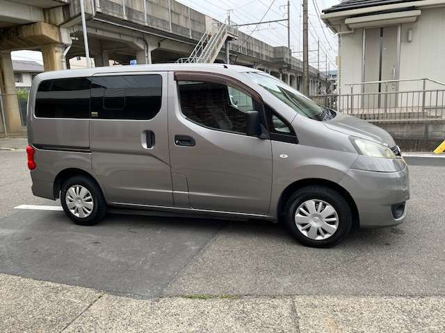 自社認証整備工場にて納車前に徹底的にお車を点検致します。車検整備付車両は「車検整備一式」、車検ありの車両は「法定12カ月点検整備一式」を実施いたしますのでご安心ください。全車点検整備記録簿が付きます。