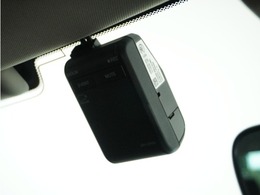 ◆ドライブレコーダー◆映像・音声などを記録する自動車用の装置です。　もしもの事故の際の記録はもちろん、旅行の際の思い出としてドライブの映像を楽しむことができます。