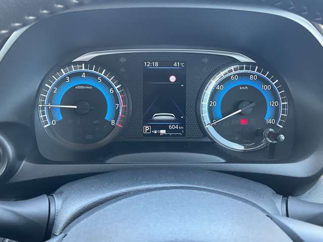 視認性の高いメーターで運転情報を的確に把握できます