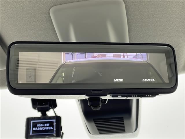 【デジタルルームミラー】車両後方カメラの映像をルームミラーに映すことが出来ます。 そのため、後席に人や荷物があって後方が見えづらい場合でもしっかり視界を確保することが出来ます。