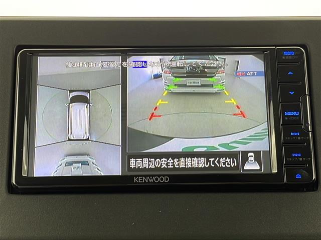【マルチアラウンドモニター】まるでクルマを真上から見下ろしたかのような視点で駐車をサポートします！クルマの斜め後ろや真横など、前後左右の4つのカメラの映像が合成されて、モニターに映し出されます。