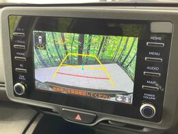 【バックカメラ】駐車時に後方がリアルタイム映像で確認できます。大型商業施設や立体駐車場での駐車時や、夜間のバック時に大活躍！運転スキルに関わらず、今や必須となった装備のひとつです！