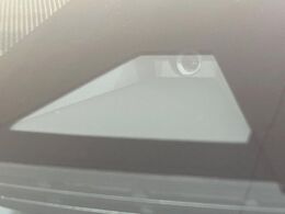 【トヨタセーフティセンス】走行中に前方の車両等を認識し、衝突しそうな時は警報とブレーキで衝突回避と被害軽減をアシスト。より安全にドライブをお楽しみいただけます。