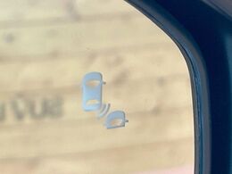 【ブラインドスポットインフォメーション】走行中、ドアミラーの死角になりやすい箇所に後続車が接近するとサイドミラー付近に警告を表示、ドライバーに注意喚起をしてくれます。