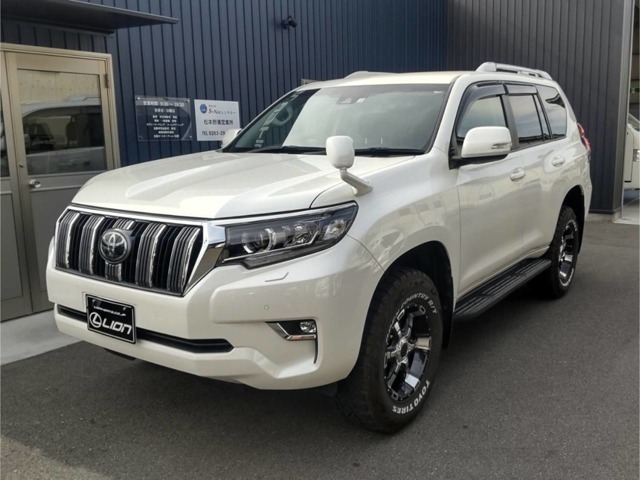 オフロード走破性だけでなく、オンロードでの快適な走行性能を追求した本格的SUV「ランドクルーザープラド」。　163ps（カタログ数値）/2.7L 直列4気筒DOHCエンジンを搭載。