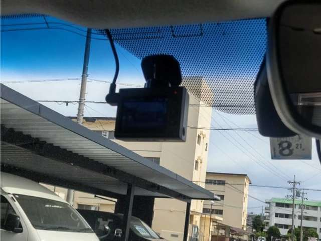 ドライブレコーダー装備。　最近では事故や事件の報道時にドライブレコーダーの映像が使用される事が多く、事故やトラブルが発生した状況を鮮明な映像で記録する事が可能。