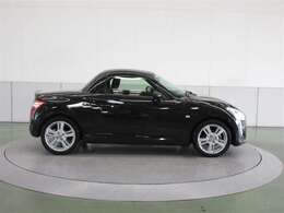 電動開閉式ルーフは約20秒で開閉が可能です。