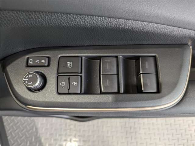 運転席からも操作可能な全席パワーウィンドウが装備されています。