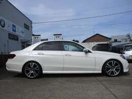 後期はリヤドアからリヤフェンダーにかけてのラインがキレイです