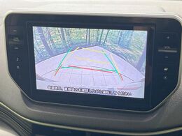 【バックカメラ】駐車時に後方がリアルタイム映像で確認できます。大型商業施設や立体駐車場での駐車時や、夜間のバック時に大活躍！運転スキルに関わらず、今や必須となった装備のひとつです！