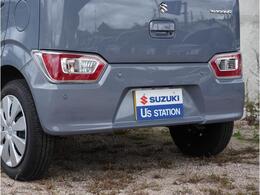 【リアパーキングセンサー】バンパーに付いたセンサーが障害物を検知。一定の距離に近づくとアラートで教えてくれます。狭い駐車スペースや車庫入れ時も安心です。