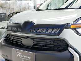 2点目はフロントの表情を大きく変えるマークレスグリル。大仰なトヨタエンブレムの存在感を消し、その一方では左右に3か所ずつダクトをデザイン。スポーティなイメージを大幅に高めます。