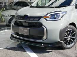 Rowen ボディキット装着パーツの1点目はフロントスポイラーです。マットブラック塗装されたフロントスポイラーがアーバンカーキによく馴染み自然な装着感を演出します。お問合せは、052-737-4700までどうぞ。