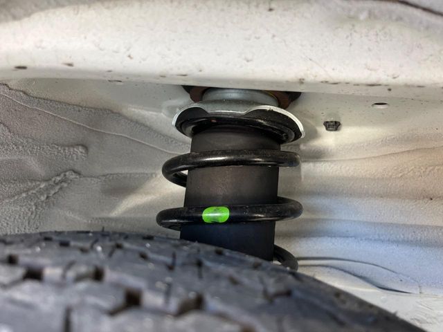 お車を安心してお乗りいただく為には、足回りの定期点検が欠かせません。サービスサポート（有償保証）では無料点検もご提供しており、安心のカーライフをお過ごしいただけるサポート体制が整っています。