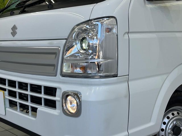 【LEDヘッドライト】悪天候や夜間走行時も良好な視界を確保し安心して運転できる高輝度LEDヘッドライトを装備！点灯速度が早く、消費電力も抑えられています。
