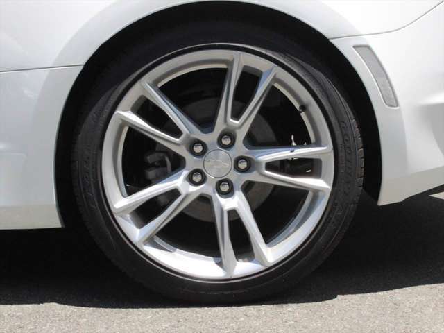 20インチの純正ホイールを装着しております。