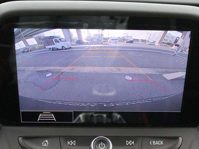 AppleCarplay/AndroidAutoにも対応した8インチディスプレイ。バックカメラで駐車も手助けしてくれます。