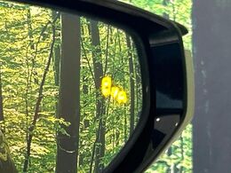 【ブラインドスポットモニター】走行中、ドアミラーの死角になりやすい箇所に後続車が接近するとサイドミラーのレンズに警告を表示！ドライバーに注意喚起をしてくれます。