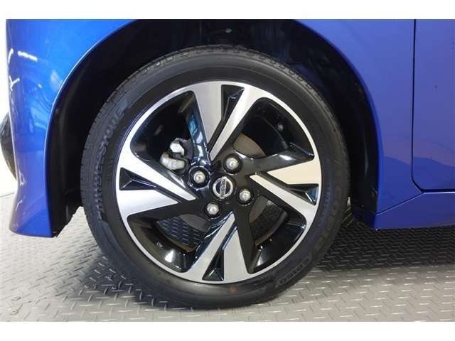 純正アルミ付！このデザインが車両を引き締まった感じにしてくれますね！！