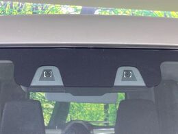 【スズキ　セーフティサポート】走行中に前方の車両等を認識し、衝突しそうな時は警報とブレーキで衝突回避と被害軽減をアシスト。より安全にドライブをお楽しみいただけます。