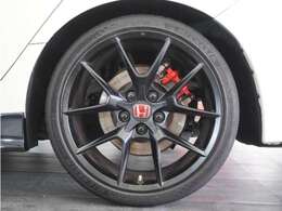 旋回の限界を高めるTYPE R専用チューニングタイヤ。トレッドパターンに合わせてタイヤ内部のベルト形状・構造を適正化し、高いブロック剛性を確保している。