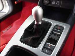 高剛性6速マニュアルトランスミッションが、シフトチェンジが小気味よく決まるダイレクトな操作感を実現する。アルミ削り出しのシフトノブは握りやすいティアドロップ形。