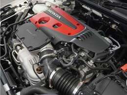 CIVIC TYPE Rの心臓部。【2.0L VTEC TURBO】高回転エンジンならではの胸のすく吹け上がりを実現している。