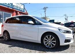 エンブレムが映えるアルピンホワイトはBMWのイメージカラーです☆お住まいの地域にてナンバー取得後、店頭にてご納車をさせて頂くことも可能です！陸送費用の節約ができますね♪※一部適用外地域がございます☆