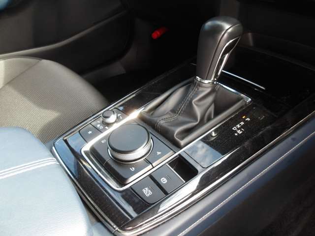 操作のしやすいシフトレバーになっています！
