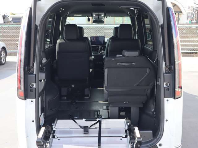 車いすの方1名と5名の6人乗りの状態です。