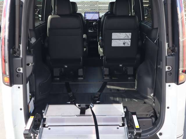 ウィンチベルトが車いすを引っ張り上げてくれます。