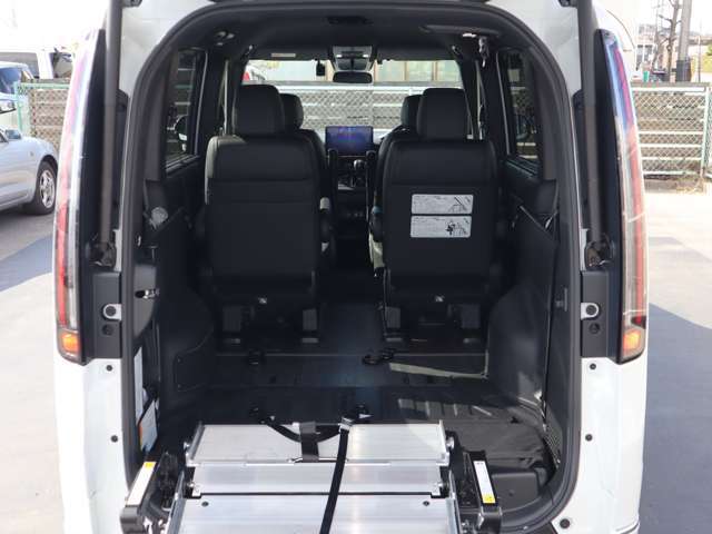 3列目シートを収納して車いすの方が入ります。車いすの方1名と他に4名の5人乗りになります。