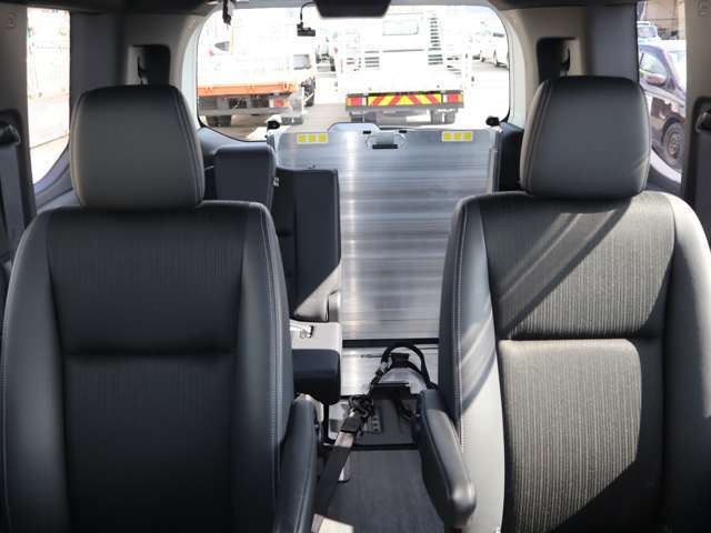 車いすの方1名と5名の6人乗りの状態です。
