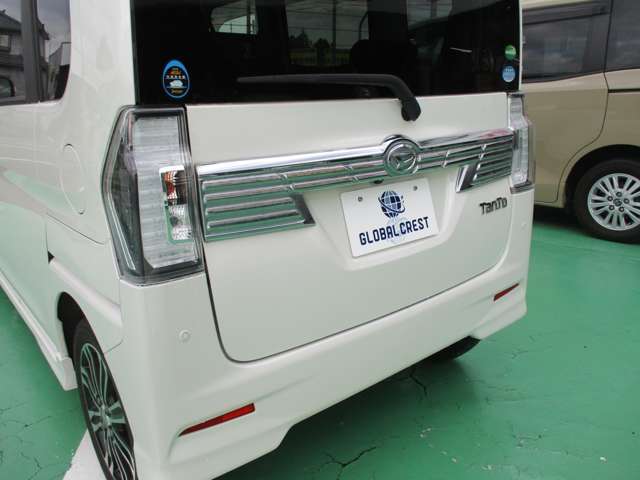 【鈑金・塗装】当社にて専用工場を完備していますので、万が一お車が傷ついてしまった、事故にあってしまった場合でも当社にて迅速に対応させていただきます。