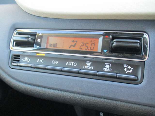 AUTOエアコン付ですので、車内の温度調節も自動です☆☆