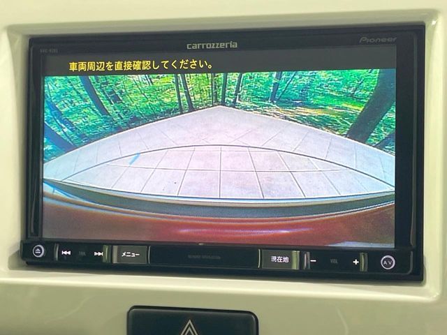 【バックカメラ】駐車時に後方がリアルタイム映像で確認できます。大型商業施設や立体駐車場での駐車時や、夜間のバック時に大活躍！運転スキルに関わらず、今や必須となった装備のひとつです！