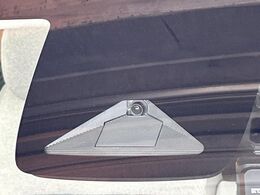 【ホンダセンシング】走行中に前方の車両等を認識し、衝突しそうな時は警報とブレーキで衝突回避と被害軽減をアシスト。より安全にドライブをお楽しみいただけます。