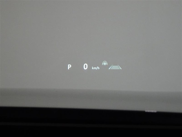 カラーヘッドアップディスプレイ付き。少ない視線移動で情報を確認できるので、運転の疲労軽減に繋がりますよ♪