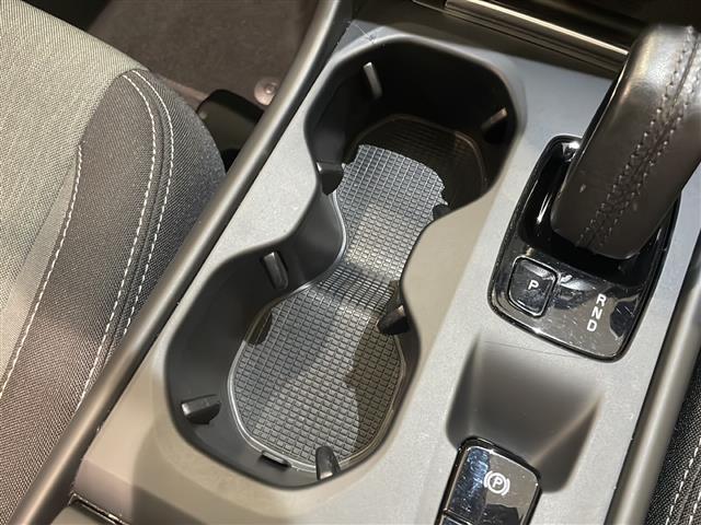 【ドリンクホルダー】ご遠方の場合でも、下取り車両の金額を概算でお出しすることは可能でございます。車検証をお手元に、走行距離をご確認の上お問い合わせくださいませ。