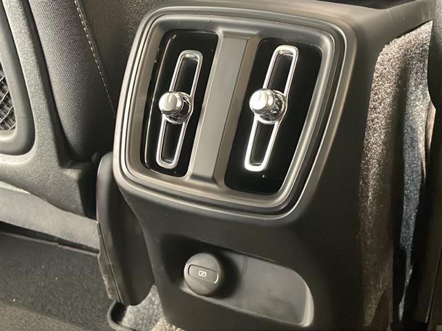 LIBERALAは、輸入車選びの新たなスタイルを提案するインポート・セレクト・ブランドです。オーナー様となる方がクルマから直接感じる感性を第一にした、最良の一台との出会いをコーディネートいたします。