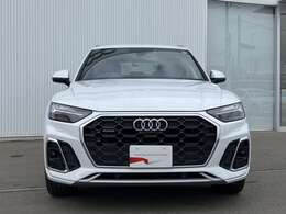 日本人デザイナーの発案によって2005年から採用されている、「シングルフレームグリル」。ひと目でAudiとわかる象徴的なデザインはAudiのブランドイメージを確立しています。